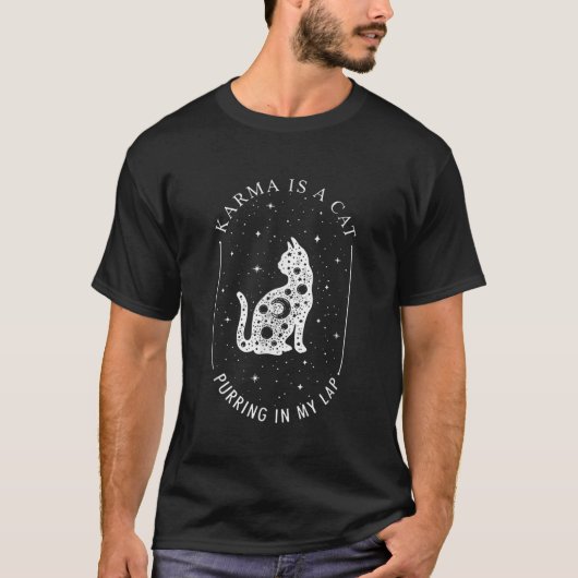 Karma ist eine Katze, die mir auf den Arm putzt T-Shirt (Vorderseite)