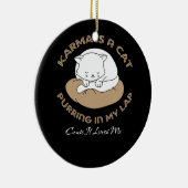 Karma ist eine Katze, die mir in den Arm gerinnt,  Keramik Ornament (Rechts)