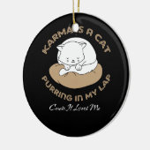 Karma ist eine Katze, die mir in den Arm gerinnt,  Keramik Ornament (Links)