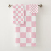 Karo Baby Pink und White Checkerboard Muster Badhandtuch Set (Insitu)