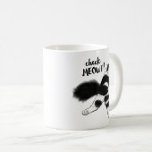 Karo Meowt! Funny Black and White Cat Sploot Kaffeetasse (VorderseiteRechts)