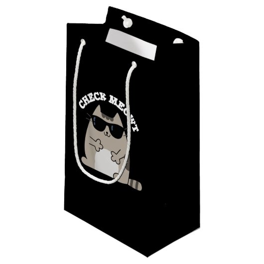 Karo Meowt Funny Cool Cat Pun Dark BG Kleine Geschenktüte (Vorderseite Schrägansicht)