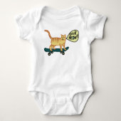 Karo Meowt Punny Skateboarding Tabby Cat Baby Strampler (Vorderseite)