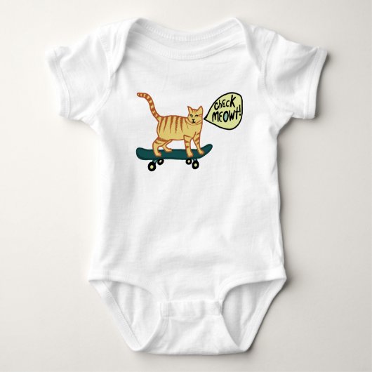 Karo Meowt Punny Skateboarding Tabby Cat Baby Strampler (Vorderseite)