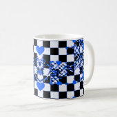 Karomuster mit blauen Herzen und Formen Kaffeetasse (VorderseiteRechts)