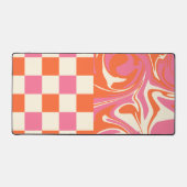 Karos und Wirbel - Rosa, Orange und Creme Schreibtischunterlage (Vorderseite)