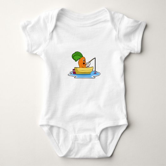 Karotte im Boot beim Angeln mit Angelstange Baby Strampler (Vorderseite)