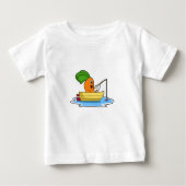 Karotte im Boot beim Angeln mit Angelstange Baby T-shirt (Vorderseite)