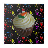 Karottenkuchen-Cupcake mit Konfetti Fliese (Vorderseite)