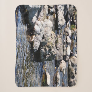 Karpaten-Gebirgsfluss – Naturdruck Rumänien Sherpadecke