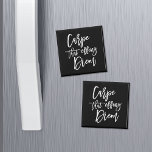 Karpfen, die sich auf Diem Hand Briefkurs Magnet<br><div class="desc">Gönnen Sie sich eine doppelte Portion Motivation und Spaß mit unserem Schwarzweiß-Magneten mit "carpe that effing diem" in handgeschriebener Pinseltypografie. Ein lustiger und moderner Einstieg in den klassischen lateinischen Ausdruck.</div>