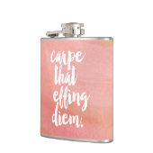 Karpfen, die sich in der Diem Quote Flasche Flachmann (Links)