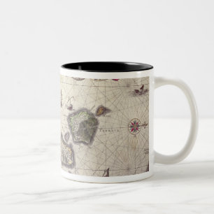 Karte der Moluccan Insel, graviert Zweifarbige Tasse