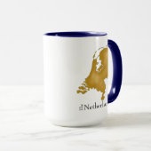 Karte der Niederlande in Gold mit schwarzem Text Tasse (VorderseiteRechts)