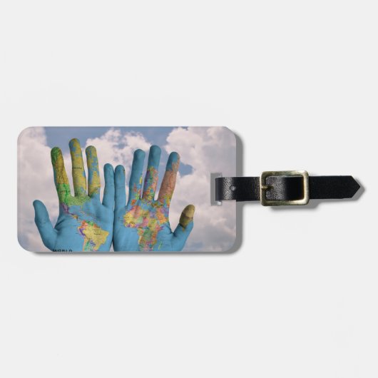 Karte der Welt in unseren Händen Gepäckanhänger (Vorderseite horizontal)