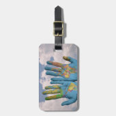 Karte der Welt in unseren Händen Gepäckanhänger (Vorderseite vertikal)