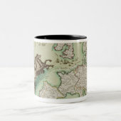 Karte, die den Marineangriff auf England Zweifarbige Tasse (Mittel)