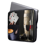 Karten, Musik und Wein ODER Ihre FOTOS individuell Laptopschutzhülle (Vorderseite Links)