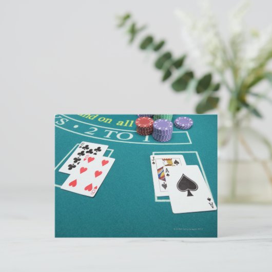 Karten und Chips auf dem Wetttisch (Stehend Vorderseite)