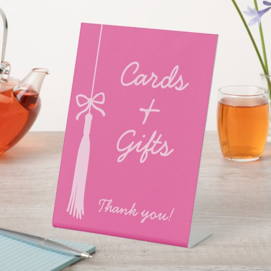 Karten und Geschenke Coquette Bow Tassel 2025 Absc Sockelschild (In Situ)