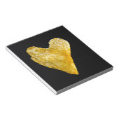 Kartoffelchips in Heart Shaped Notizblock (angewinkelt)