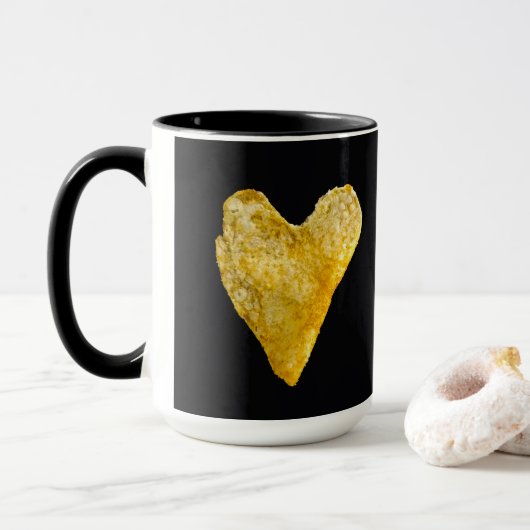 Kartoffelchips in Heart Shaped Tasse (Mit Donut)