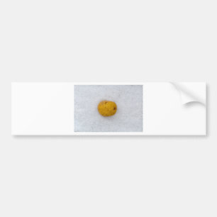 Kartoffelmakro als Hintergrund mit Salz Autoaufkleber