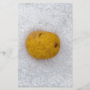 Kartoffelmakro als Hintergrund mit Salz Briefpapier