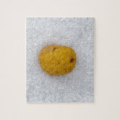 Kartoffelmakro als Hintergrund mit Salz Puzzle (Vertikal)