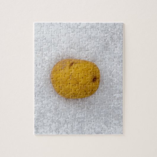 Kartoffelmakro als Hintergrund mit Salz Puzzle (Vertikal)