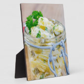 Kartoffelsalat in einem Glas auf Holz Fotoplatte (Seite)