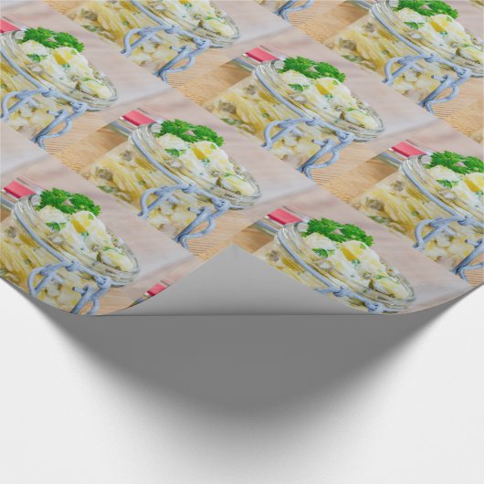 Kartoffelsalat in einem Glas auf Holz Geschenkpapier (Ecke)