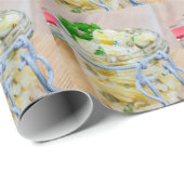 Kartoffelsalat in einem Glas auf Holz Geschenkpapier (Rolleneckpunkt)