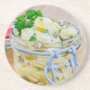 Kartoffelsalat in einem Glas auf Holz Getränkeuntersetzer