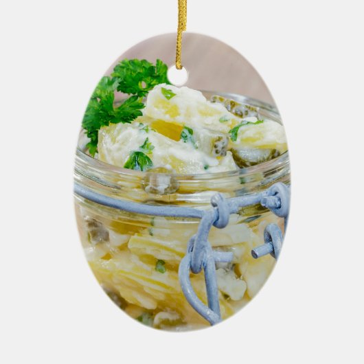 Kartoffelsalat in einem Glas auf Holz Keramik Ornament (Vorne)