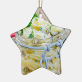 Kartoffelsalat in einem Glas auf Holz Keramik Ornament (Links)