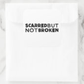 Karton, aber nicht gebrochen, weißer Aufkleber (Tasche)