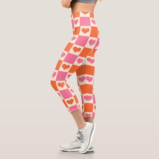 Karton-Herzen in Rosa, Orange und Creme Capri Leggings (Links)