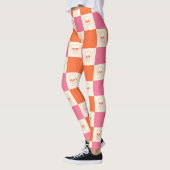 Karton-Skulpturen in Rosa, Orange und Creme Leggings (Links)