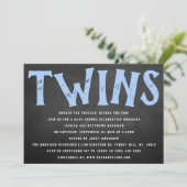 Karton Typografie Twin Boys Babydusche Einladung (Stehend Vorderseite)