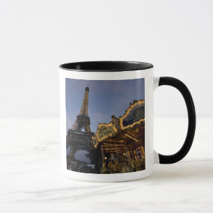 Karussell am Eiffelturm am Abend, Tasse