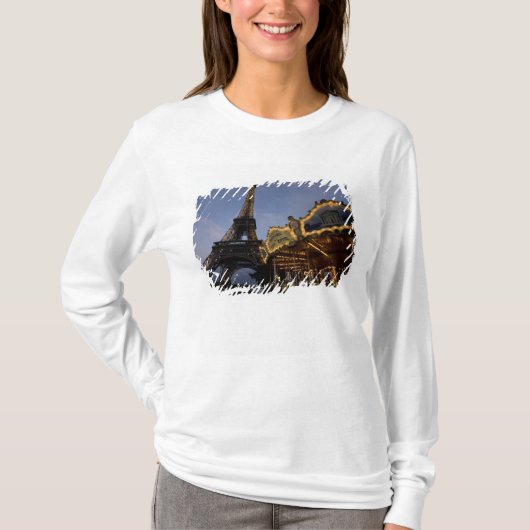 Karussell des Eiffelturms im Abend, T-Shirt (Vorderseite)
