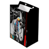 Karussellpferd Schwarzweiß und Weiß Personalisiert Mittlere Geschenktüte (Vorderseite Schrägansicht)