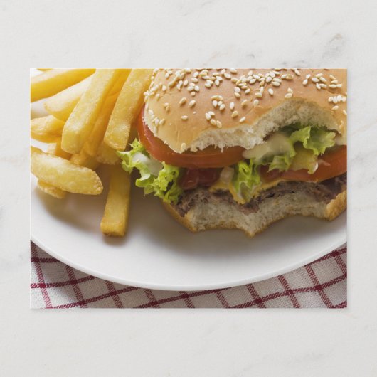 Käseburger, beige genommen, mit Pommes frites Postkarte (Vorderseite)