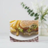 Käseburger, beige genommen, mit Pommes frites Postkarte (Stehend Vorderseite)