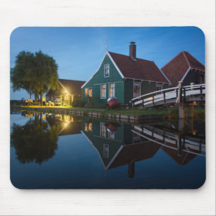 Käsefarm in Holland bei Dämmerung Mousepad