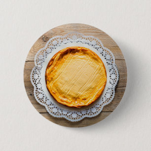 Käsekuchen auf rustikalen Holzkuchen oben. Button