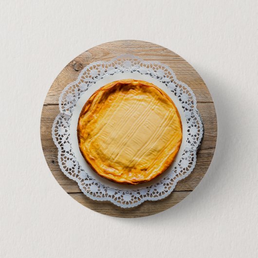 Käsekuchen auf rustikalen Holzkuchen oben. Button (Vorderseite)