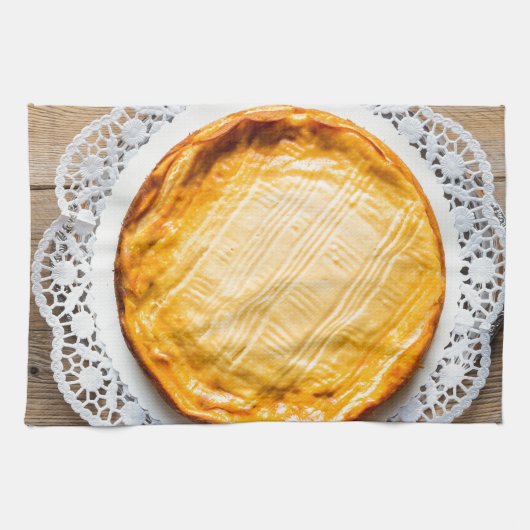 Käsekuchen auf rustikalen Holzkuchen oben. Handtuch (Horizontal)
