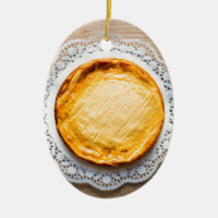 Käsekuchen auf rustikalen Holzkuchen oben.